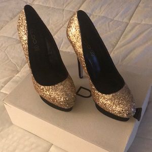 Gorgeous Gold Platform Pumps